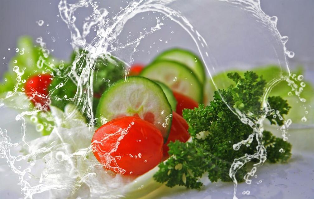 Здравата храна и вода се важни елементи потребни за слабеење