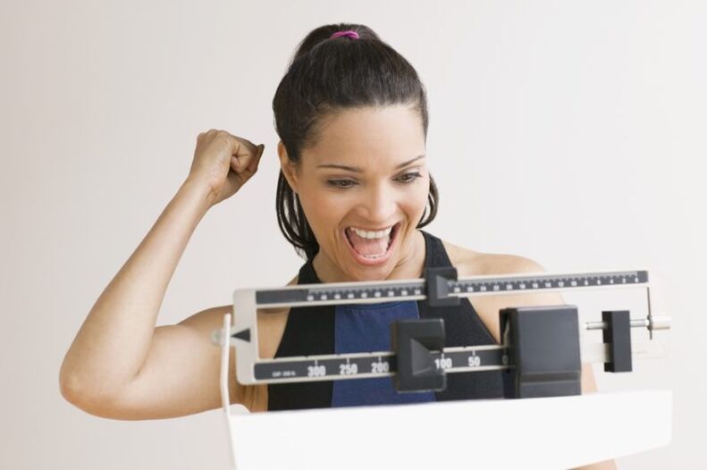 жена среќна да изгуби тежина на диета со маги